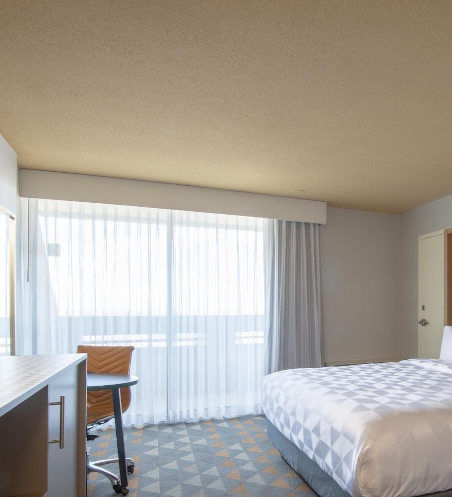 Holiday Inn Denver East By Ihg Bagian luar foto