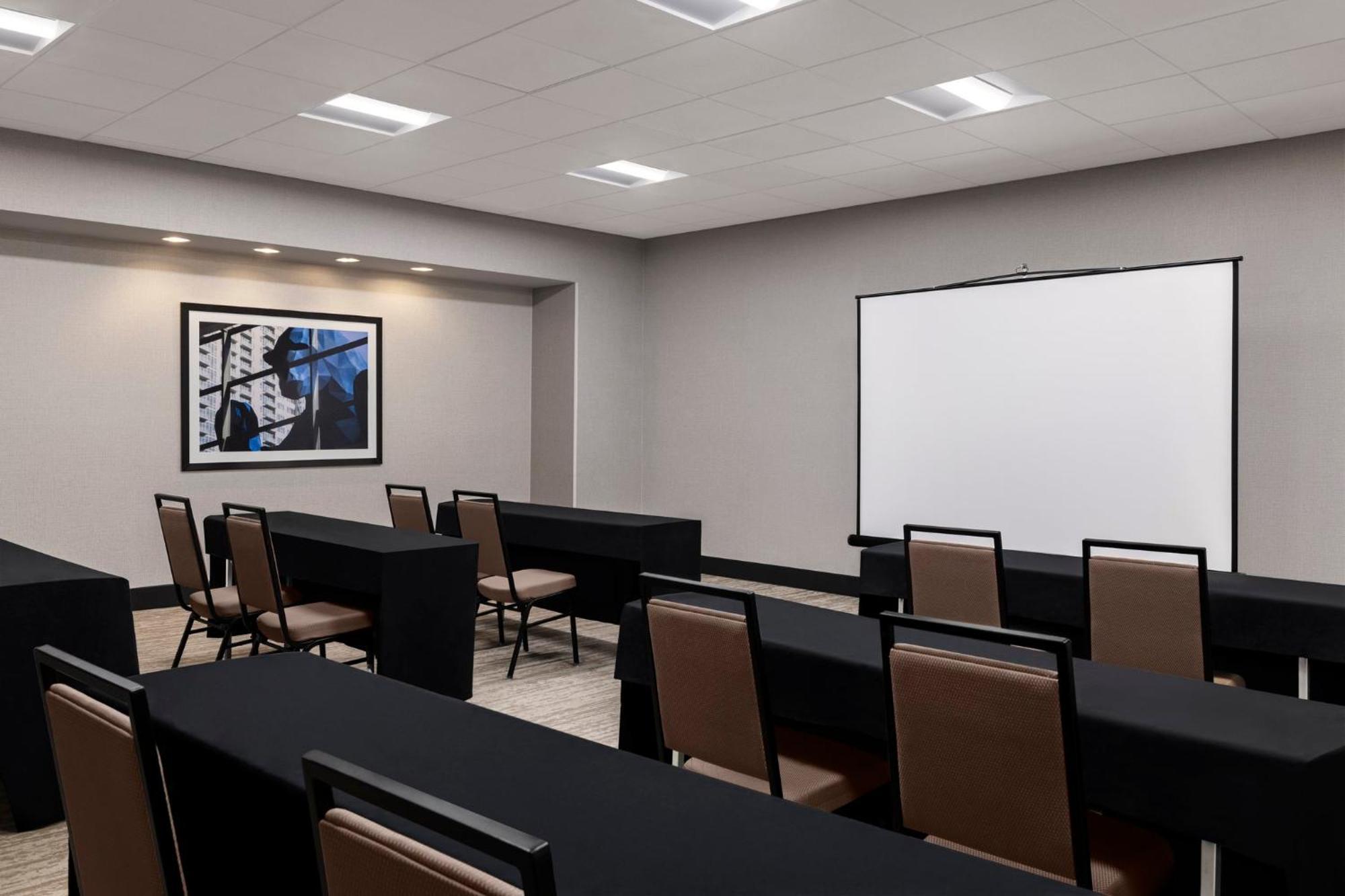 Holiday Inn Denver East By Ihg Bagian luar foto