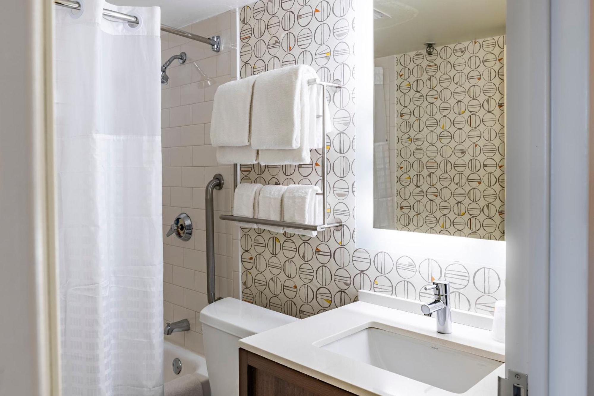 Holiday Inn Denver East By Ihg Bagian luar foto