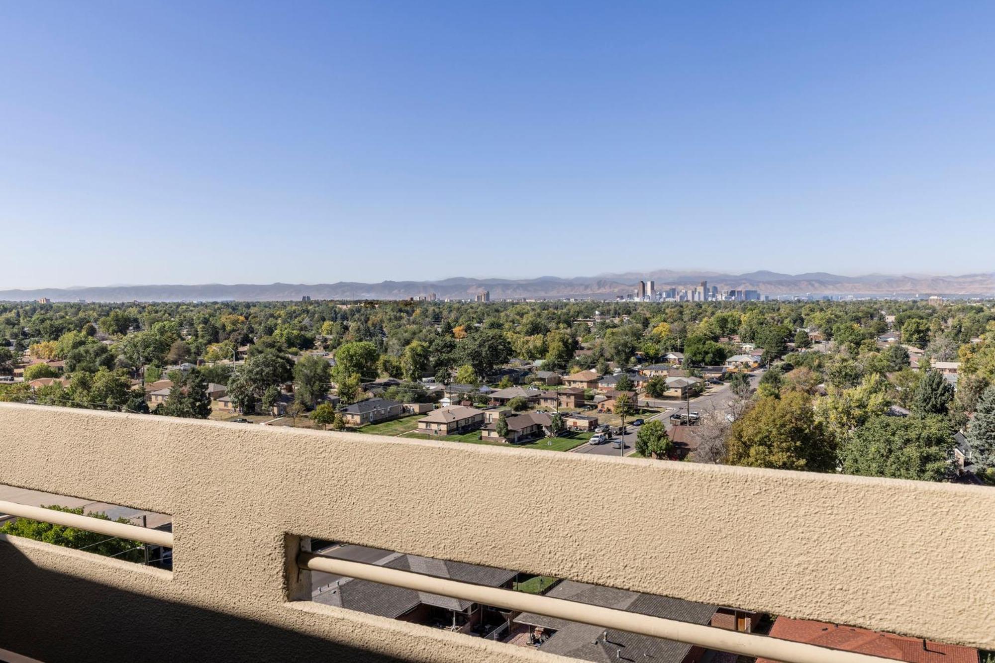 Holiday Inn Denver East By Ihg Bagian luar foto
